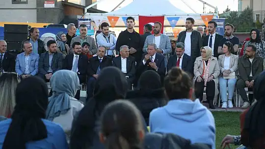 Bakan Akar gençlerle buluştu