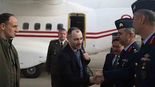 Bakan Akar'dan Ukrayna Altyapı Bakanı'na Togg jesti