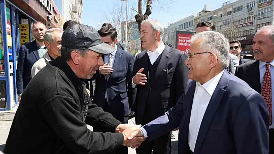 Bakan Akar ile  Büyükkılıç esnafı ziyaret etti