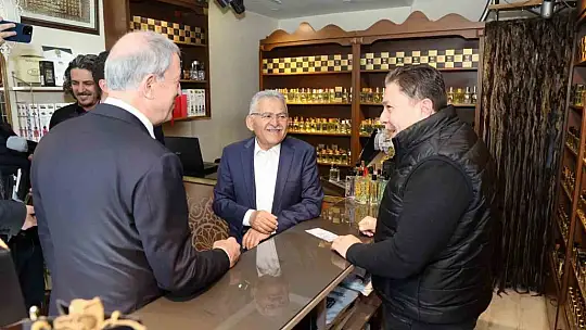 Bakan Akar ile  Büyükkılıç esnafı ziyaret etti