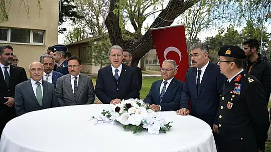 Bakan Akar ile Başkan Büyükkılıç, bayramlaşma programlarına TOGG ile katıldı