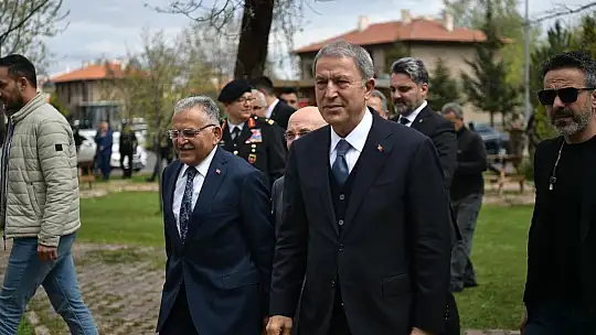 Bakan Akar ile Başkan Büyükkılıç, bayramlaşma programlarına TOGG ile katıldı