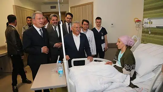 Bakan Akar'dan hastalara sürpriz ziyaret