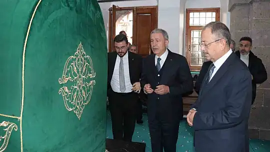Bakan Akar seçim çalışmasına türbe ziyareti ile başladı