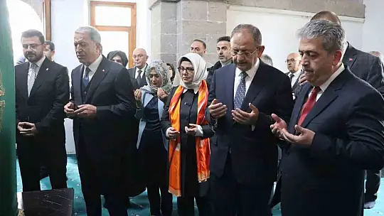 Bakan Akar seçim çalışmasına türbe ziyareti ile başladı