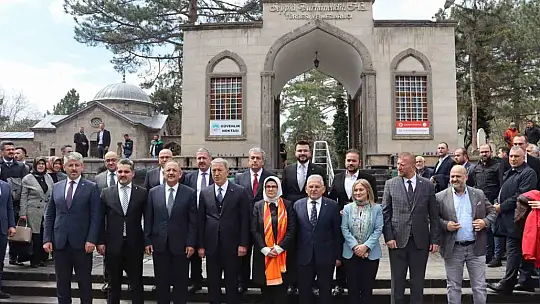 Bakan Akar seçim çalışmasına türbe ziyareti ile başladı