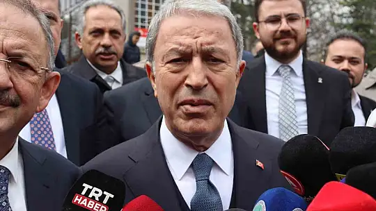 Bakan Akar seçim çalışmasına türbe ziyareti ile başladı