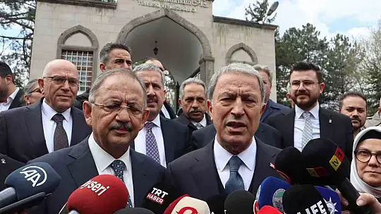 Bakan Akar seçim çalışmasına türbe ziyareti ile başladı