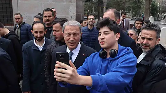 Bakan Akar seçim çalışmasına türbe ziyareti ile başladı