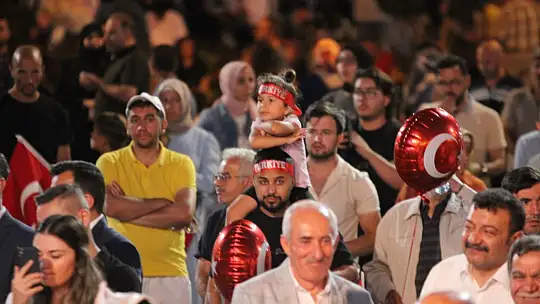 Özhaseki, Cumhuriyet Meydanı'nda konuştu