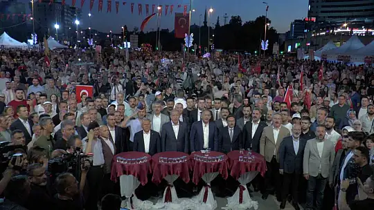 Özhaseki, Cumhuriyet Meydanı'nda konuştu