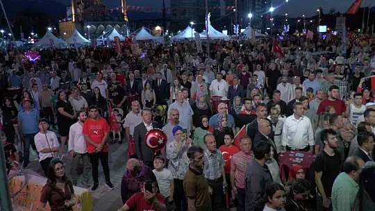 Özhaseki, Cumhuriyet Meydanı'nda konuştu