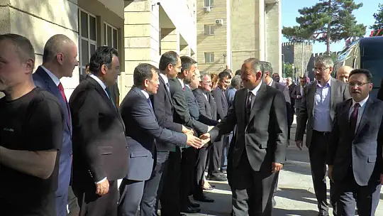 Özhaseki Kayseri'de valilik önünde protokol üyeleri karşıladı