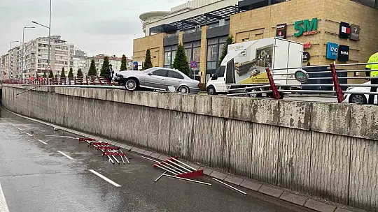 Bariyerlere çarpan otomobil köprüde asılı kaldı