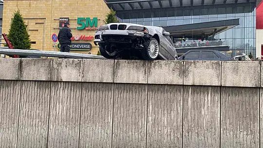 Bariyerlere çarpan otomobil köprüde asılı kaldı