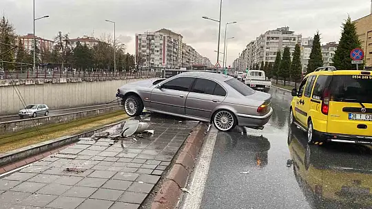 Bariyerlere çarpan otomobil köprüde asılı kaldı