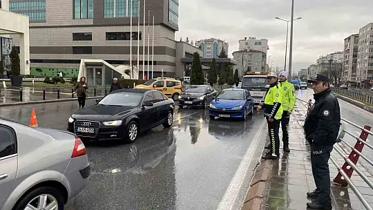 Bariyerlere çarpan otomobil köprüde asılı kaldı