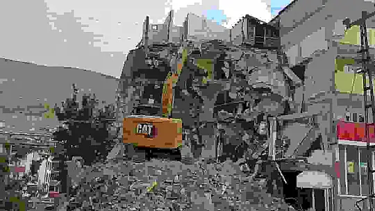 Baş kısmına moloz parçası fırlayan operatör ağır yaralandı