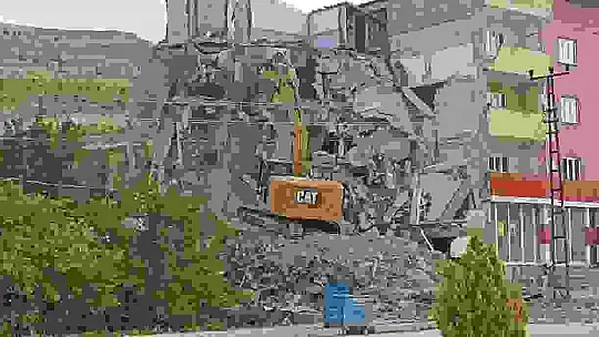 Baş kısmına moloz parçası fırlayan operatör ağır yaralandı