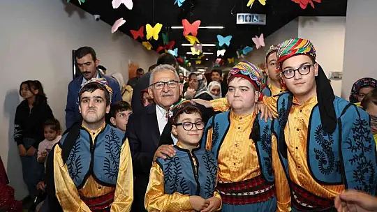 Büyükkılıç,Engelsiz Yaşam Merkezi'nde özel vatandaşlarla buluştu