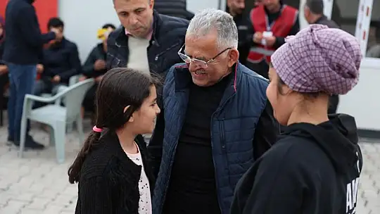 Büyükşehir, 16 ilçe belediyesi ile Kahramanmaraş'ta yaraları sarıyor