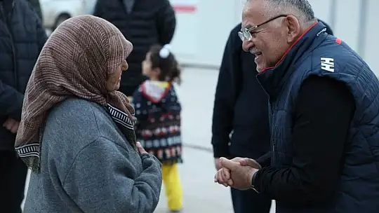 Büyükşehir, 16 ilçe belediyesi ile Kahramanmaraş'ta yaraları sarıyor