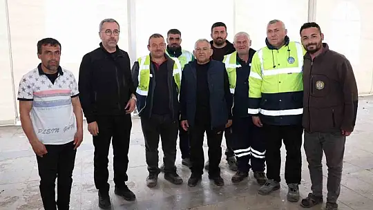 Büyükşehir, 16 ilçe belediyesi ile Kahramanmaraş'ta yaraları sarıyor