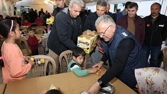 Büyükşehir, 16 ilçe belediyesi ile Kahramanmaraş'ta yaraları sarıyor