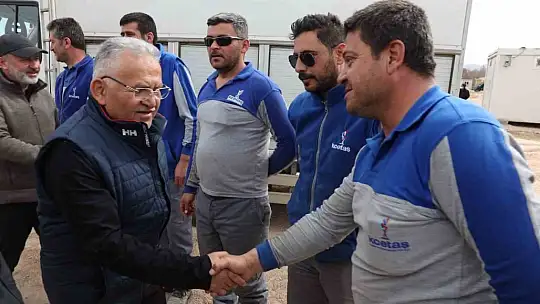 Büyükşehir, 16 ilçe belediyesi ile Kahramanmaraş'ta yaraları sarıyor