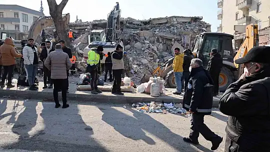 Deprem bölgesinde yaralar sarılıyor