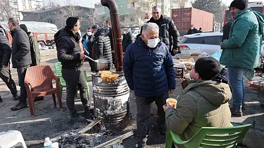Deprem bölgesinde yaralar sarılıyor