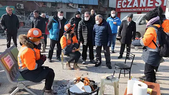 Deprem bölgesinde yaralar sarılıyor