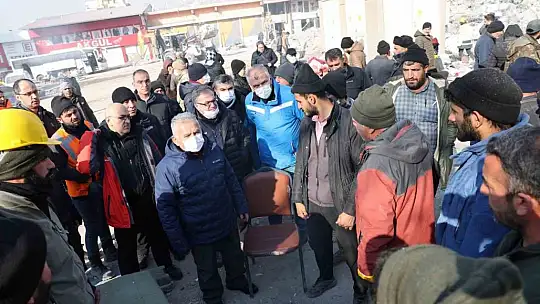 Deprem bölgesinde yaralar sarılıyor