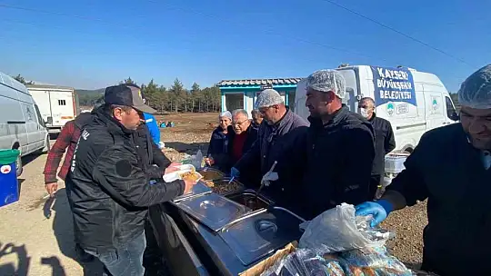 Büyükşehir'den depremzedelere yemek ikramı