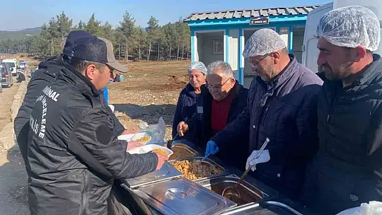 Deprem bölgesinde yemek ve çorba dağıtılıyor