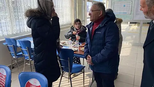 Büyükkılıç, depremzedeleri kaldıkları yurtta ziyaret etti