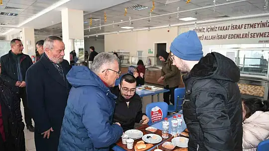 Büyükkılıç, depremzedeleri kaldıkları yurtta ziyaret etti