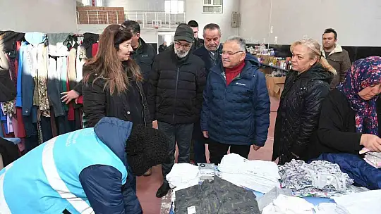 Büyükkılıç, depremzedeleri kaldıkları yurtta ziyaret etti