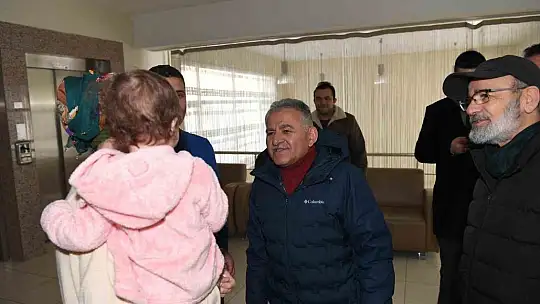 Büyükkılıç, depremzedeleri kaldıkları yurtta ziyaret etti