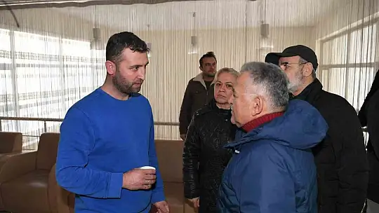 Büyükkılıç, depremzedeleri kaldıkları yurtta ziyaret etti