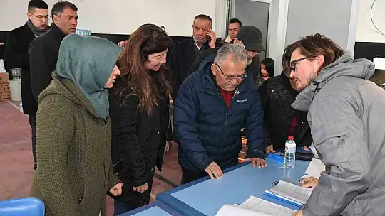 Büyükkılıç, depremzedeleri kaldıkları yurtta ziyaret etti