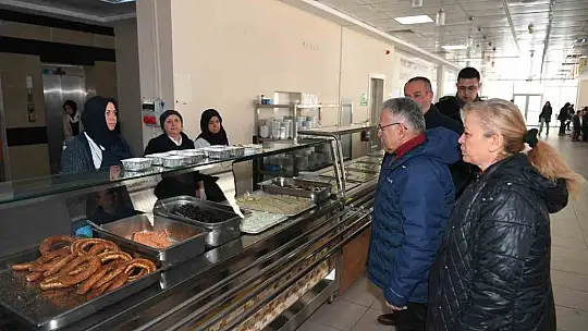 Büyükkılıç, depremzedeleri kaldıkları yurtta ziyaret etti