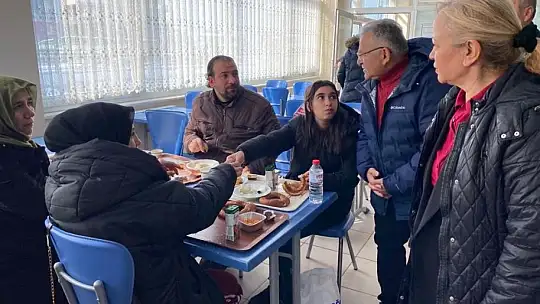 Büyükkılıç, depremzedeleri kaldıkları yurtta ziyaret etti
