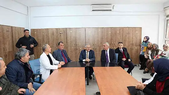 Büyükkılıç, gençlerle kucaklaştı