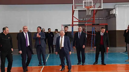 Büyükkılıç, gençlerle kucaklaştı