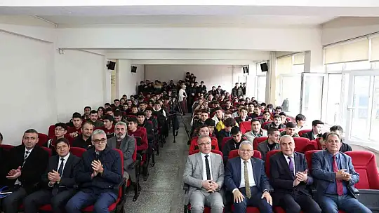 Büyükkılıç, gençlerle kucaklaştı