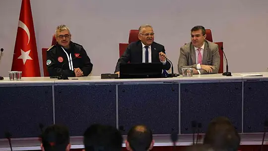 Büyükkılıç, göreve yeni başlayan itfaiyecilerle bir araya geldi