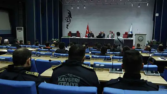 Büyükkılıç, göreve yeni başlayan itfaiyecilerle bir araya geldi