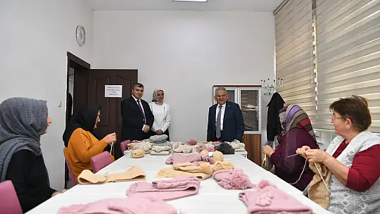 4 bin yumak ip, 1600 örgüye dönüşerek depremzedeleri ısıttı