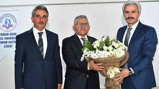 Büyükkılıç, Kariyer Günleri'nde öğrencilerle tecrübelerini paylaştı
